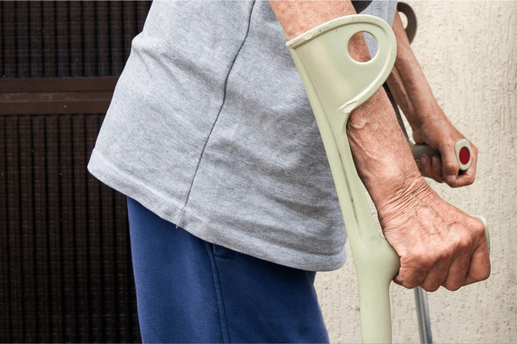 Camminare Con Le Stampelle Con Carico Sfiorante Come camminare con le stampelle: consigli per il corretto utilizzo